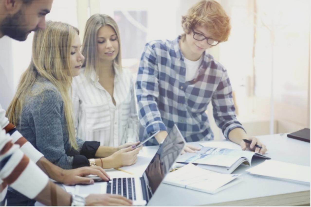 Participants engagés dans un exercice collaboratif sur la communication financière